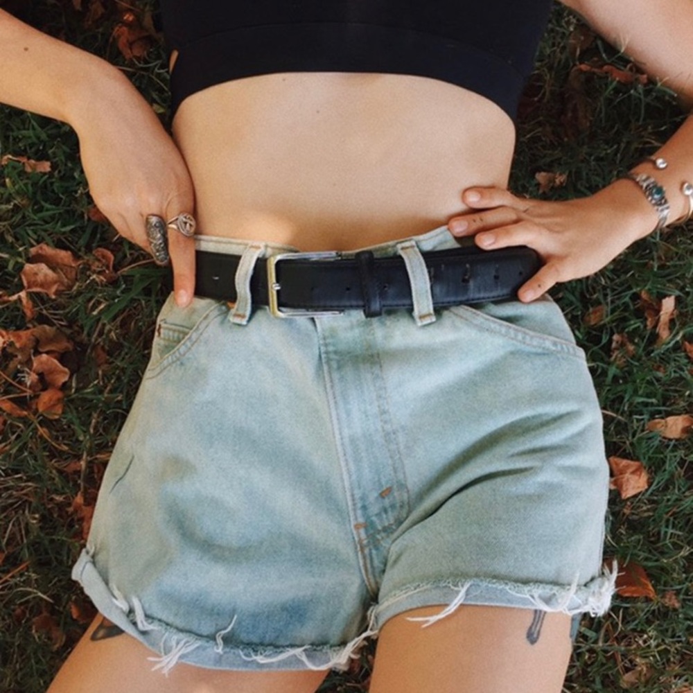 Levi’s 550 cut off jean shorts